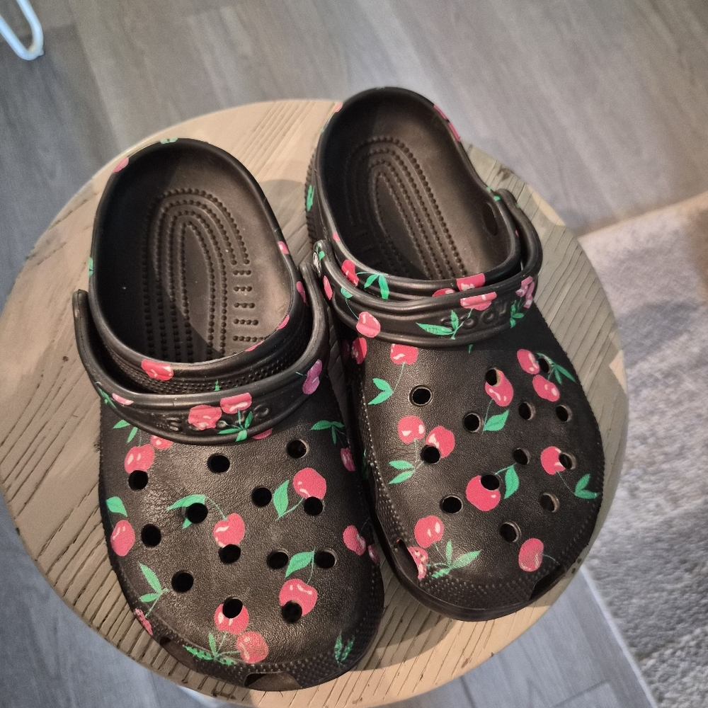 CROCS Womens Black Cherry-Print Clogs